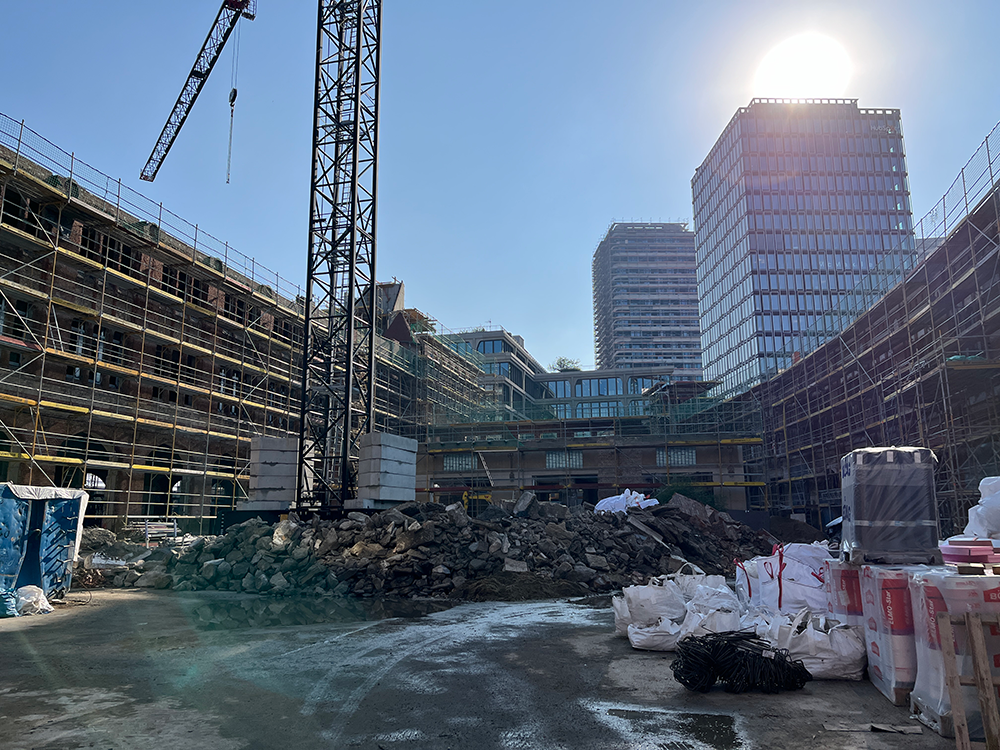 Baustelle der Postbahnhof Büros in Berlin mit Kränen und Baugerüsten.