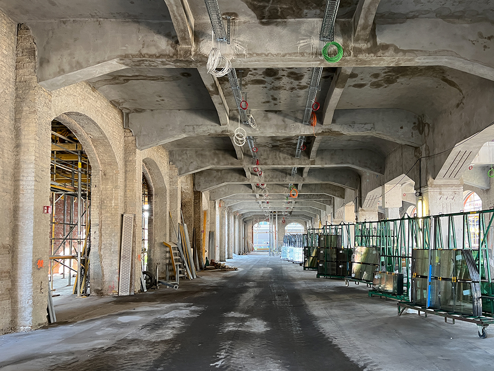 Fortschritt der Bauarbeiten im Bürobereich des Postbahnhofs Berlin.