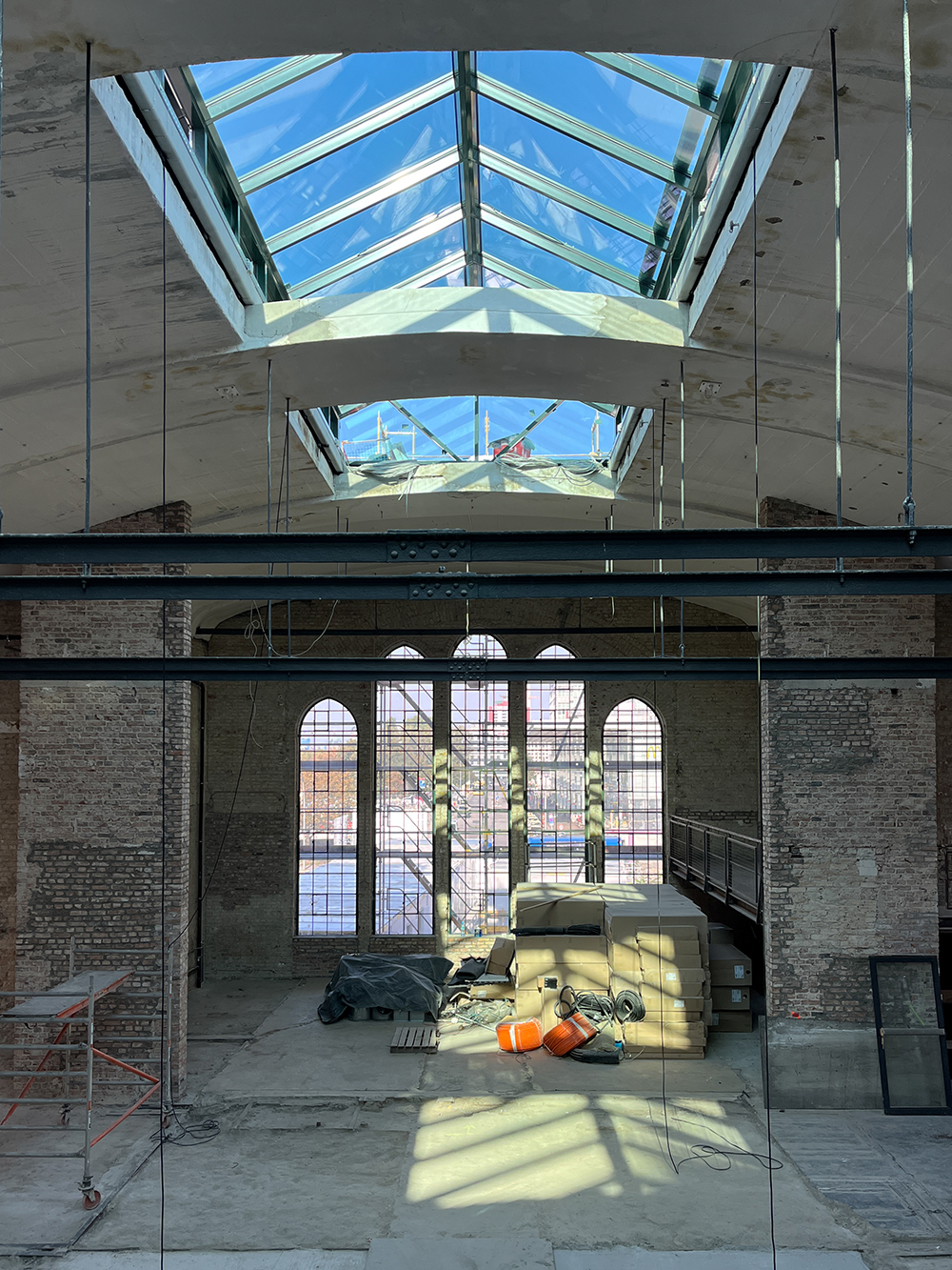 Das beeindruckende Glasdach im Postbahnhof Berlin während der Bauarbeiten.