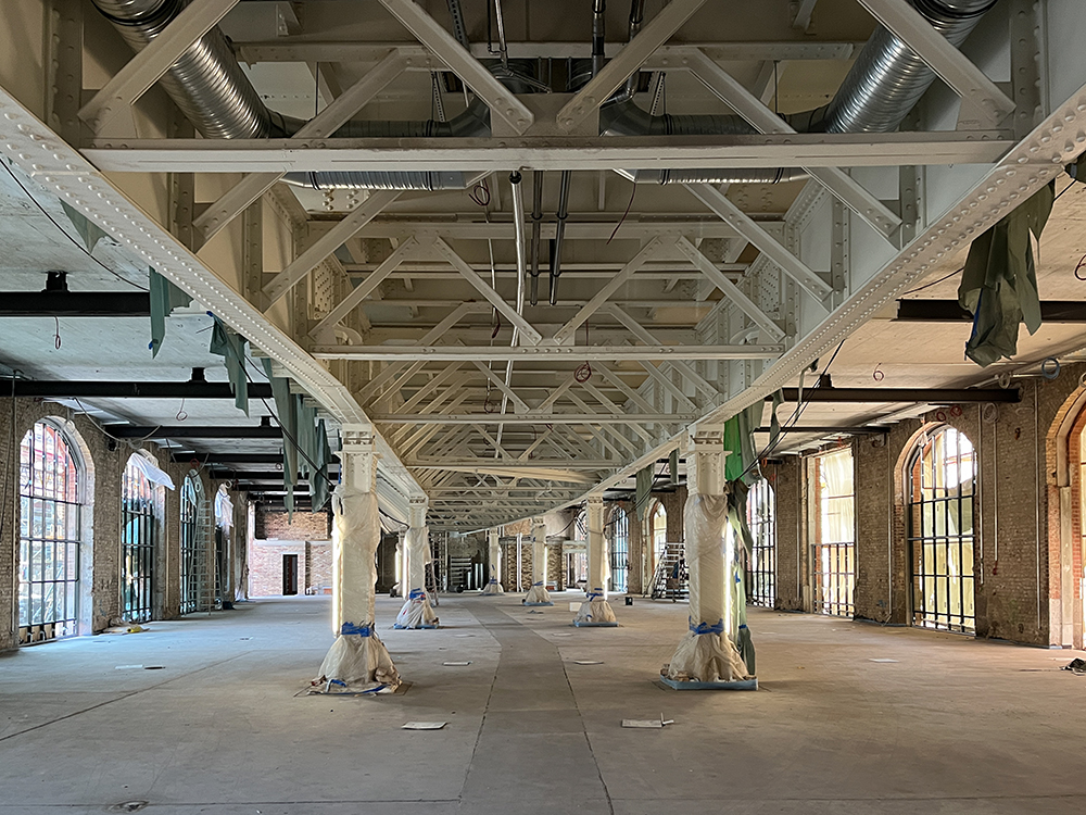 Baufortschritt der Büros im Postbahnhof Berlin mit sichtbaren Stahlträgern und großen Fenstern.