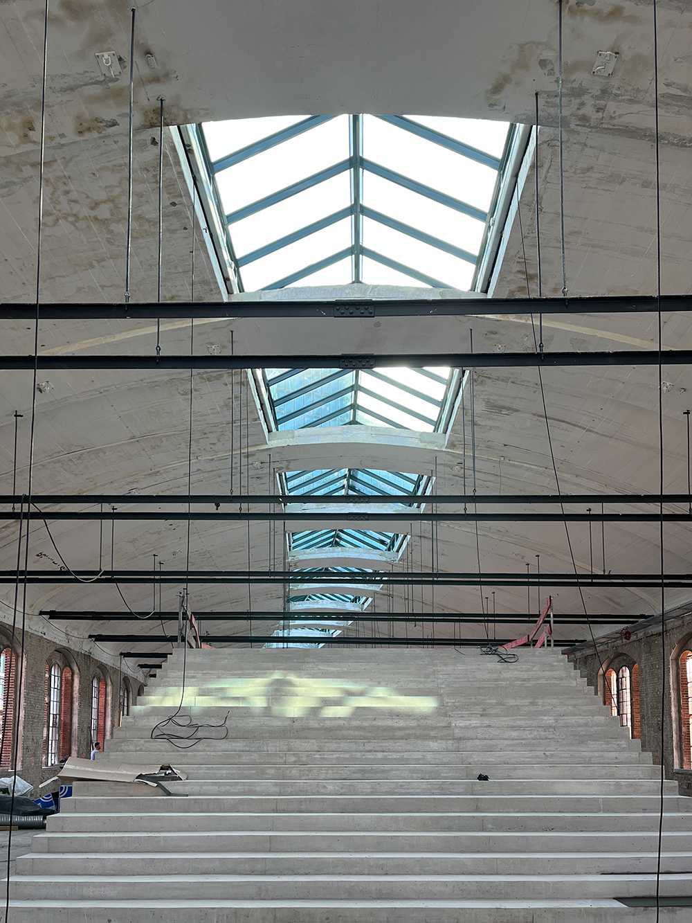 Treppenaufgang im Postbahnhof Berlin mit natürlichem Licht