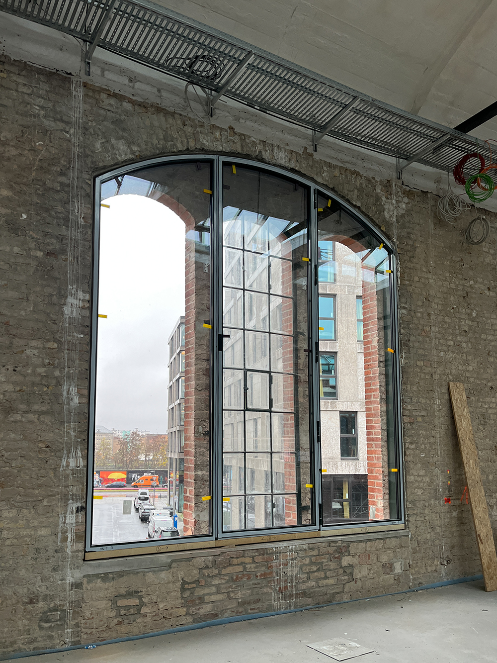 Fensteransicht der neuen Büros im Postbahnhof in Berlin während der Bauarbeiten.