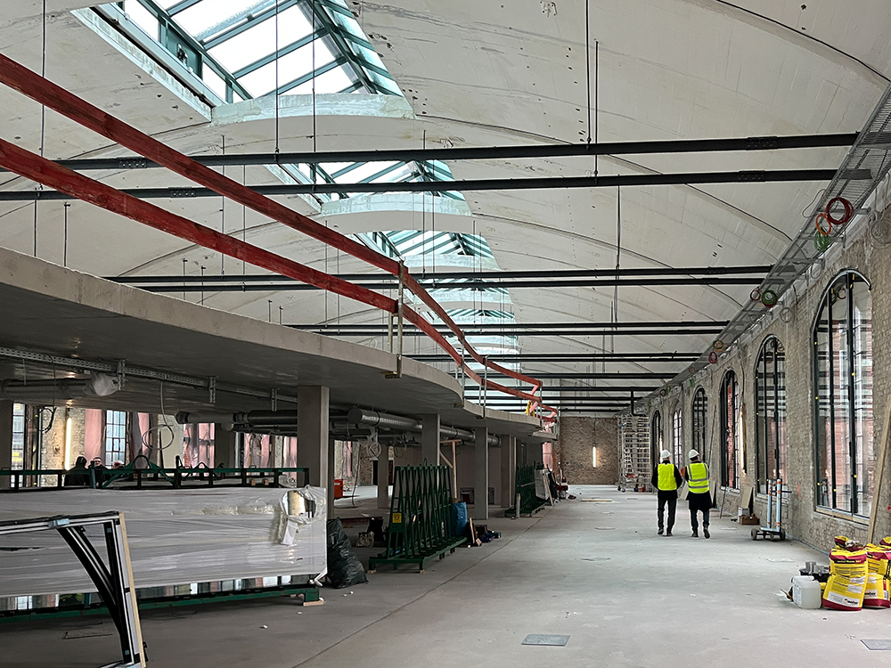 Innenraum der Büros im Postbahnhof Berlin während der Renovierung