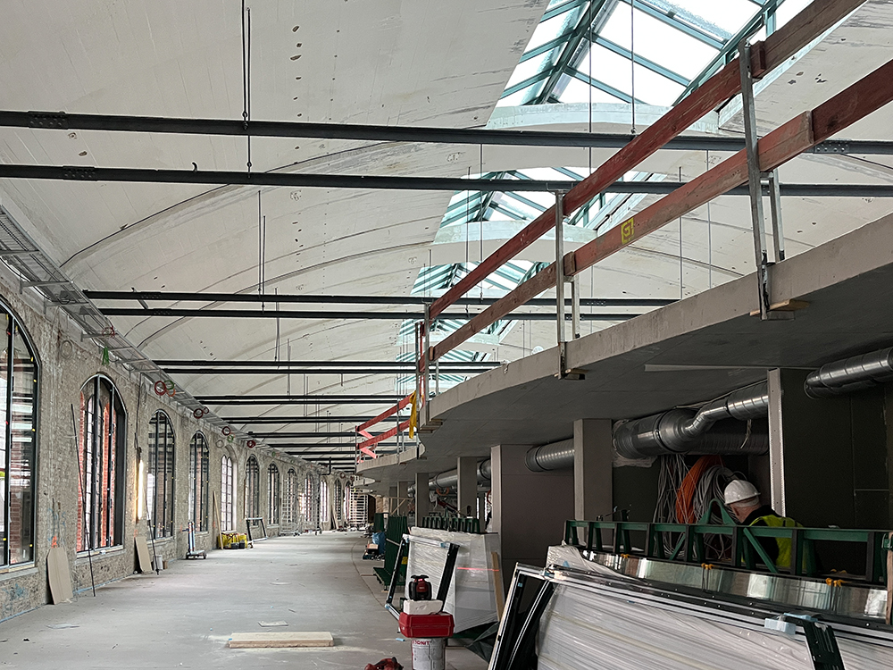 Baustelle im Postbahnhof Berlin mit Blick auf die Decke und Fenster
