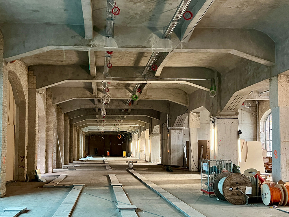 Fortschritt der Renovierung im Postbahnhof Berlin, große offene Bürofläche.