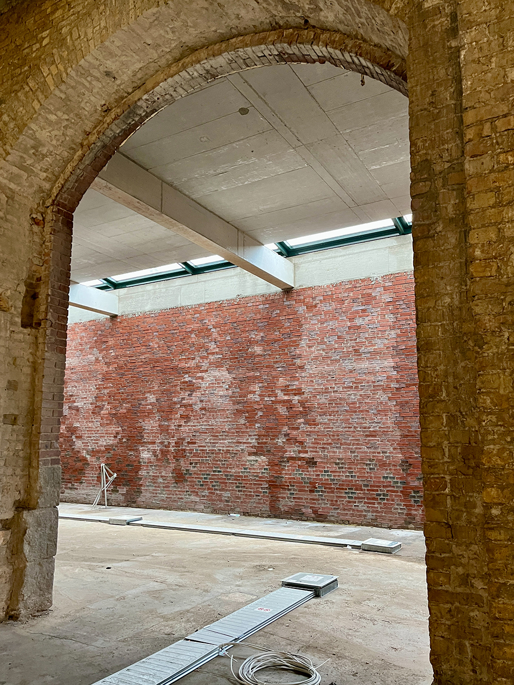 Baufortschritt im Postbahnhof-Bürogebäude in Berlin, mit Sicht auf gemauerte Wände.