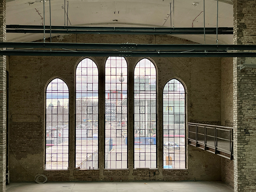 Renovierung des Postbahnhofs in Berlin, große Fenster und historische Architektur.