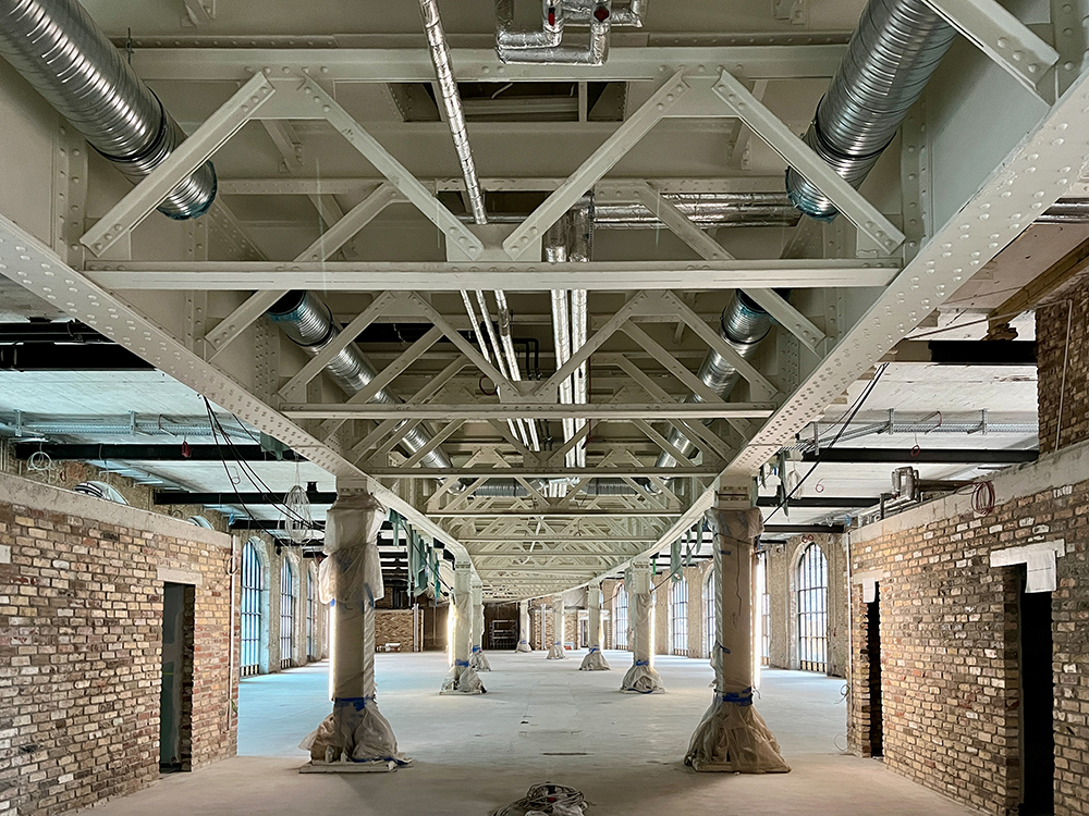 Innenraum des Postbahnhofs Berlin während der Bürorenovierung