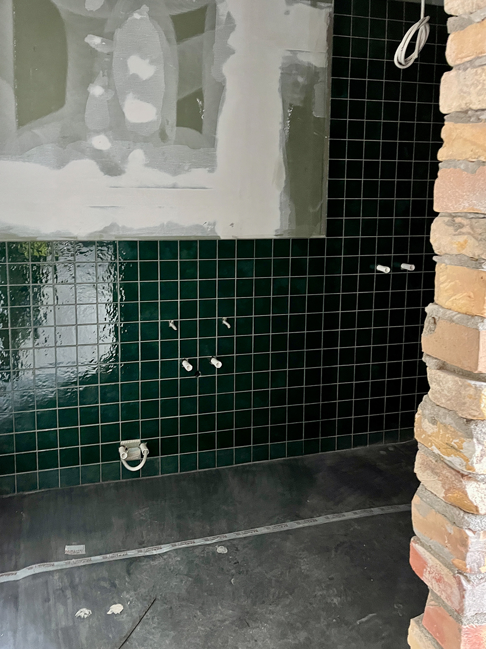 Baustellenansicht der Büros im Postbahnhof Berlin mit grünen Fliesen.