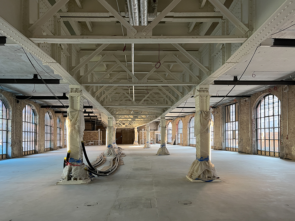 Baufortschritt im Postbahnhof Berlin, helle Räume mit großen Fenstern.