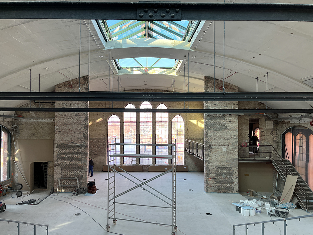 Bauarbeiten im Postbahnhof Berlin mit Blick auf die Fenster