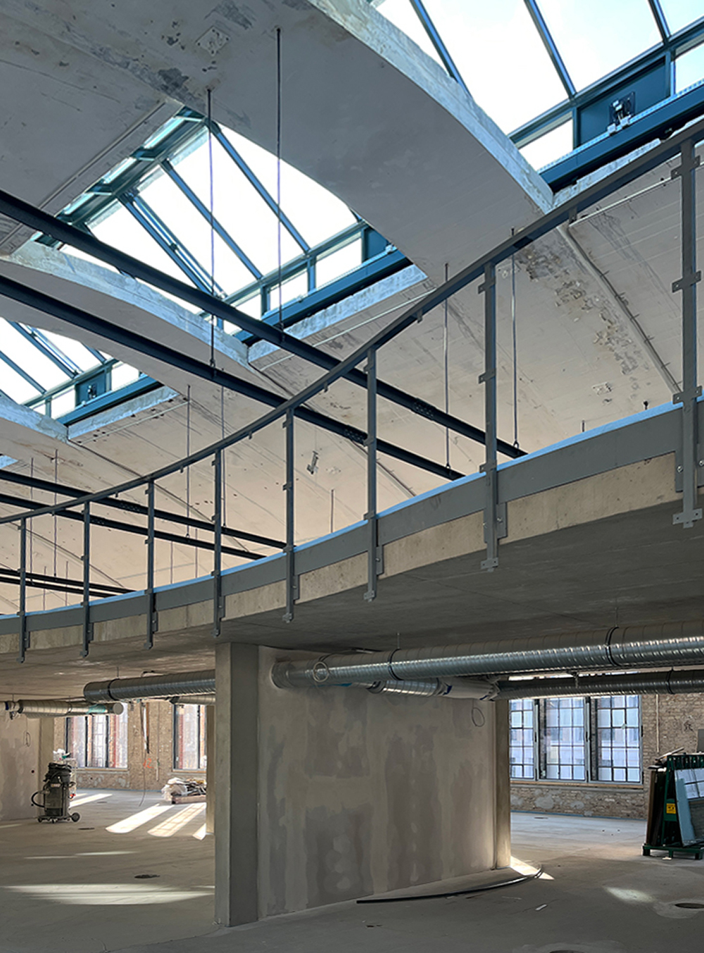 Baufortschritt der modernen Büros im Postbahnhof Berlin mit großen Fenstern