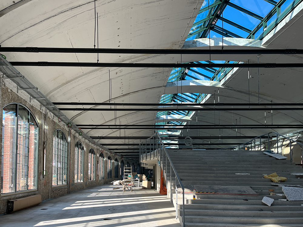 Renovierung der Büros im Postbahnhof Berlin mit Treppenaufgang