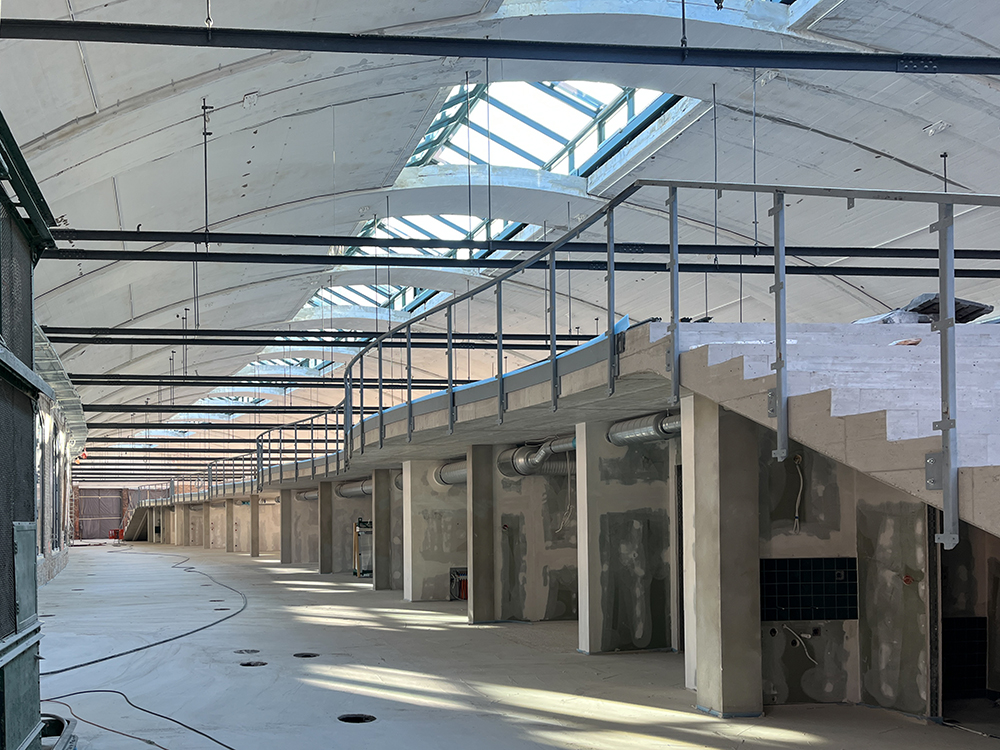 Baufortschritt der Büros im Postbahnhof Berlin mit sichtbaren Stufen und Fenstern.