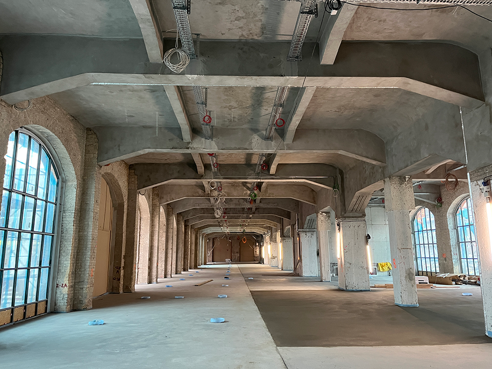 Fortschritt der Bauarbeiten im Bürobereich des Postbahnhofs in Berlin.