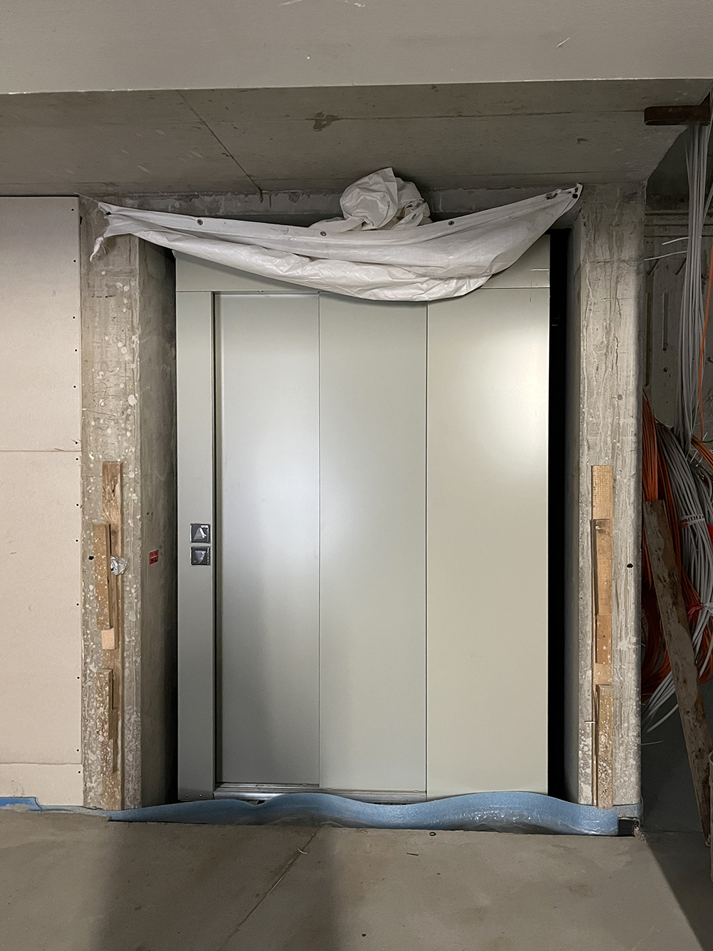 Fortschritt beim Aufzugbau im Postbahnhof in Berlin.