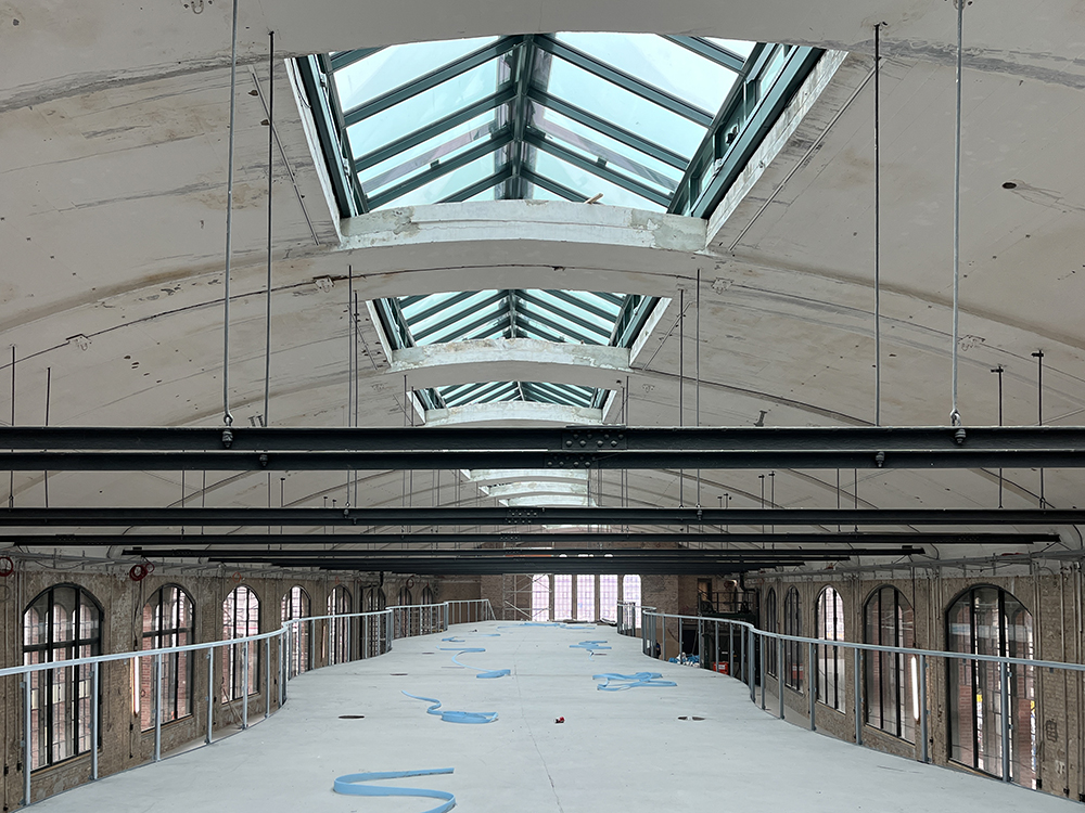 Renovierung des Postbahnhofs in Berlin mit großen Fenstern und modernen Elementen.