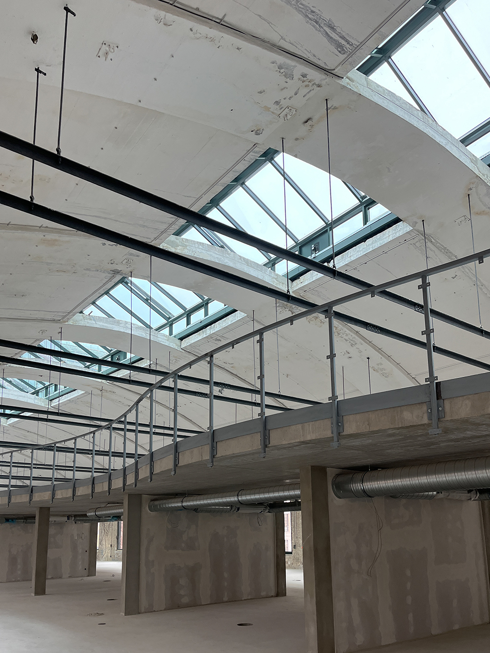 Baustelle der Büros im Postbahnhof Berlin, moderne Architektur