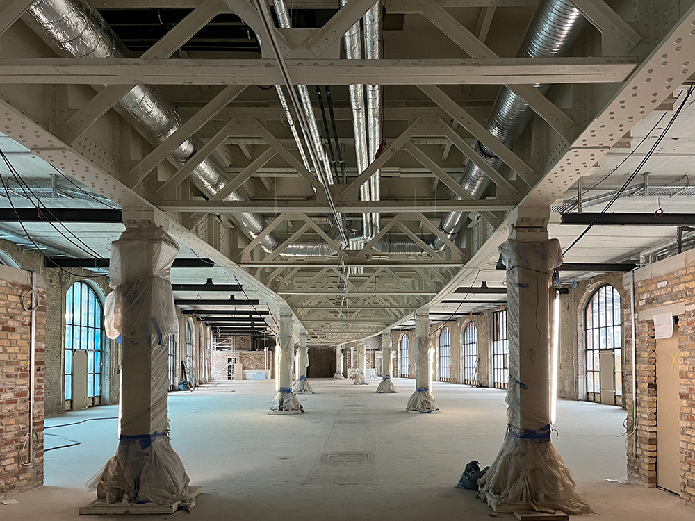 Renovierungsarbeiten in den Büros des Postbahnhofs Berlin mit Stahlträgern.