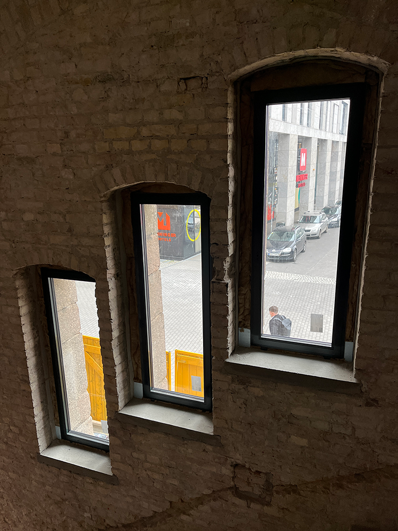 Blick aus den Fenstern des Postbahnhofs in Berlin während des Baufortschritts.