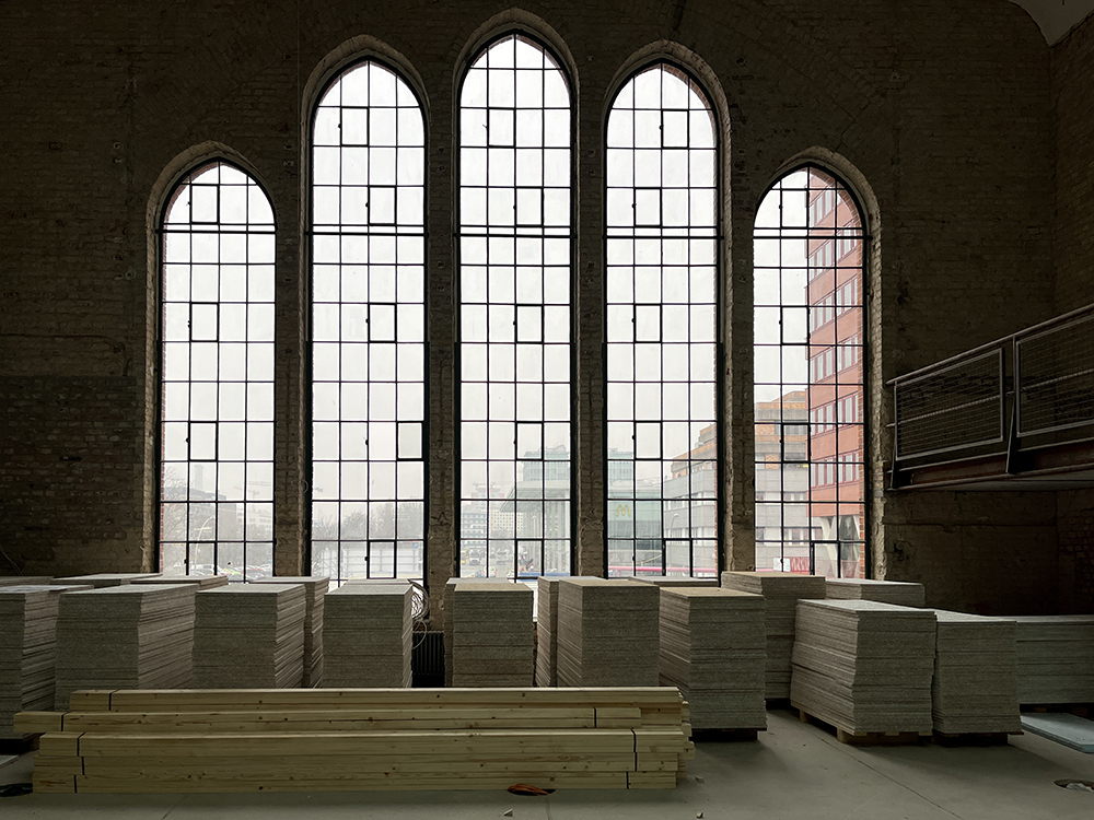 Große Fenster im Postbahnhof Bürogebäude in Berlin, Baustelle mit Materialien.