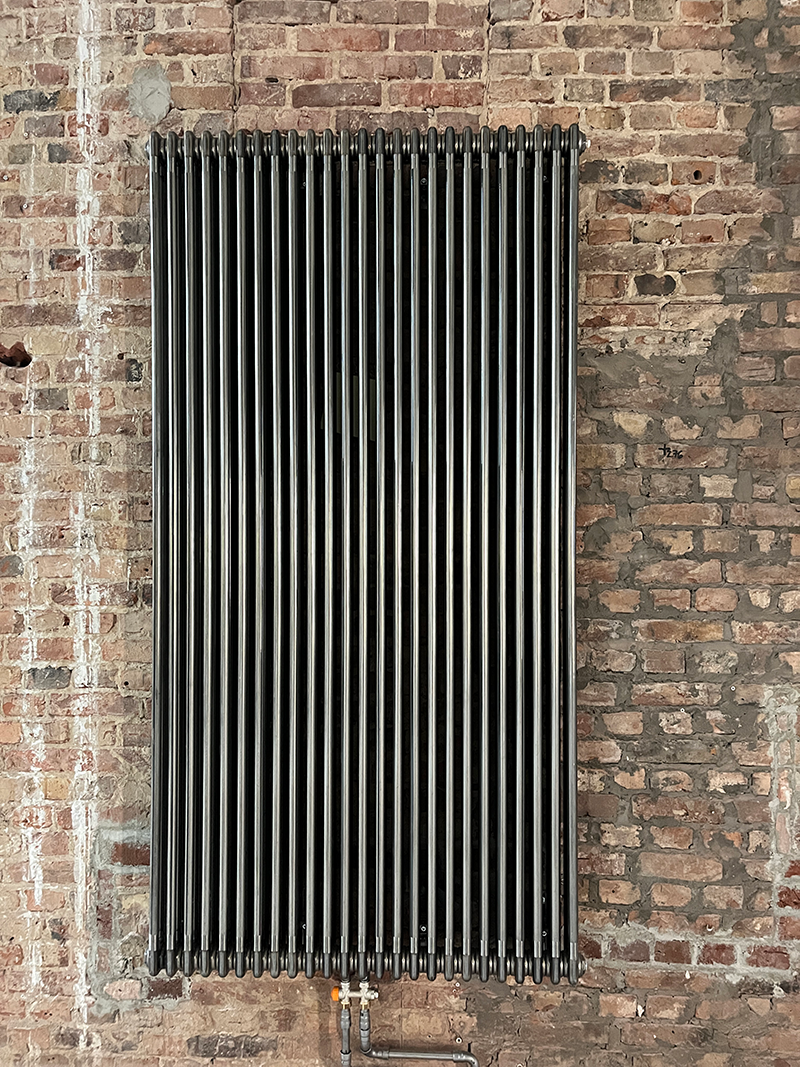 Heizkörperinstallation im Bürogebäude Postbahnhof in Berlin