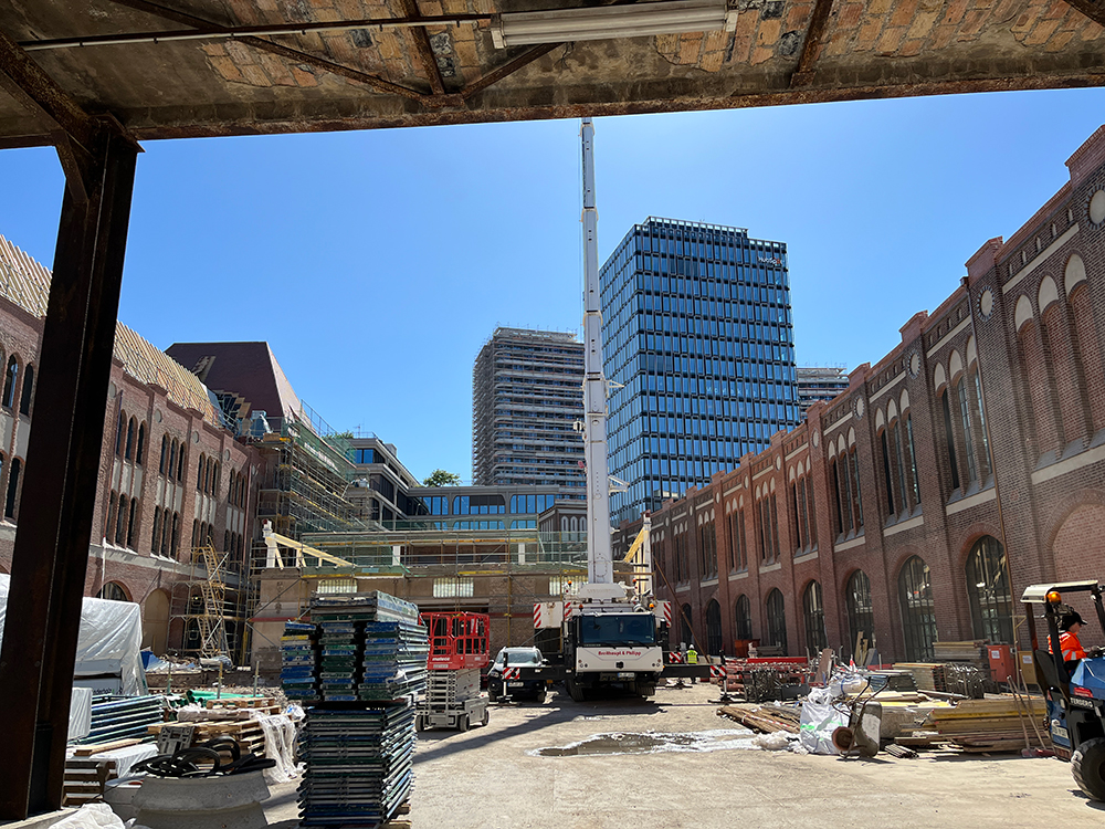Innenhof mit Outdoor Office Baufortschritt des Postbahnhofs Berlin.
