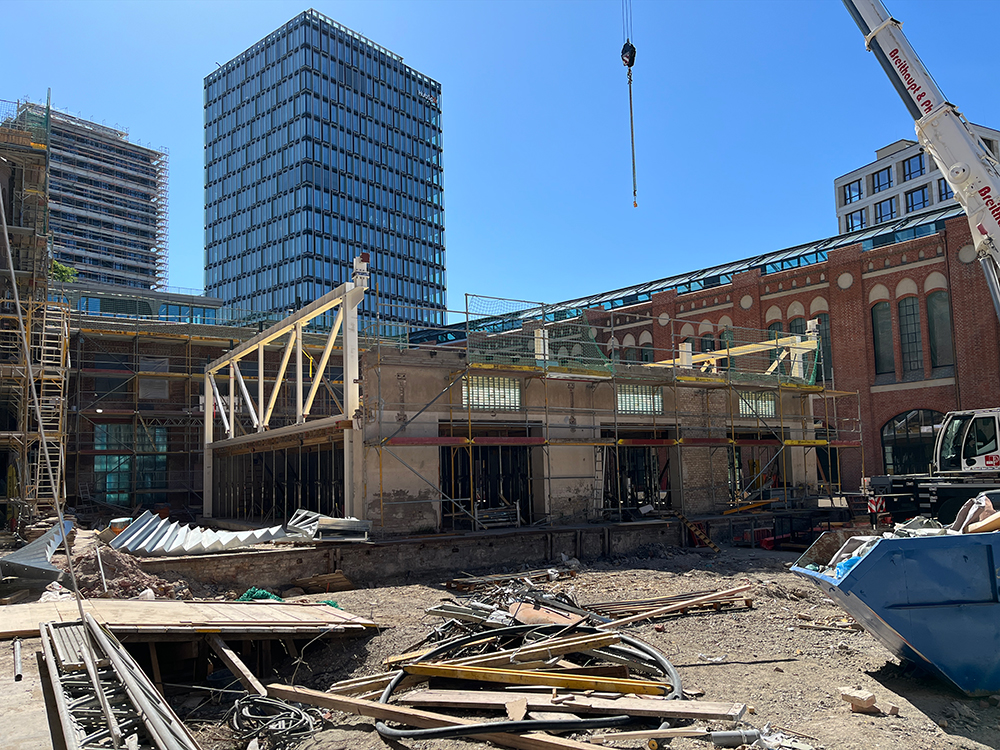 Baufortschritt im Innenhof mit Outdoor Office am Postbahnhof in Berlin.