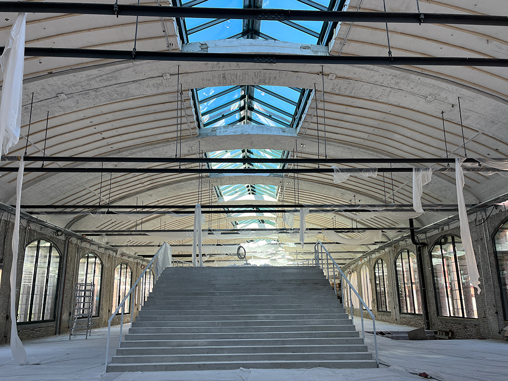 Baufortschritt der Eingangspackkammer im Postbahnhof Berlin, 1.OG und Mezzanine.