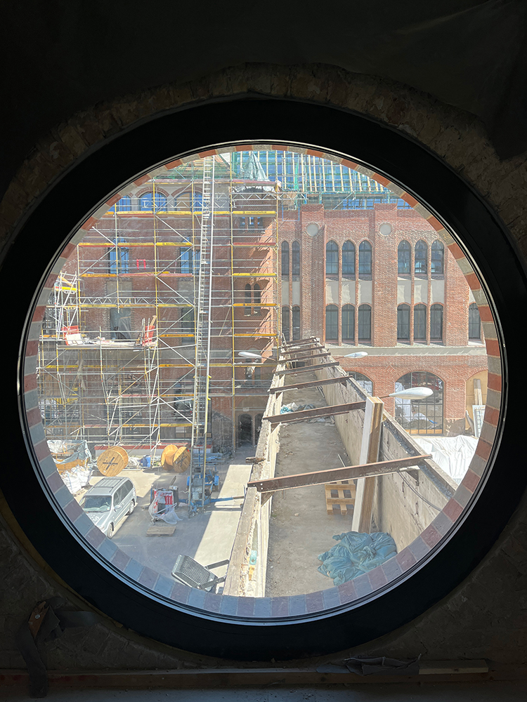 Bullauge im Treppenhaus, Baufortschritt des Postbahnhofs Berlin.