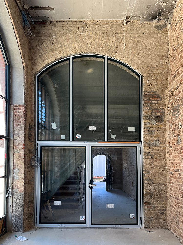Tür zum Treppenhaus im Baufortschritt des Postbahnhofs Berlin.