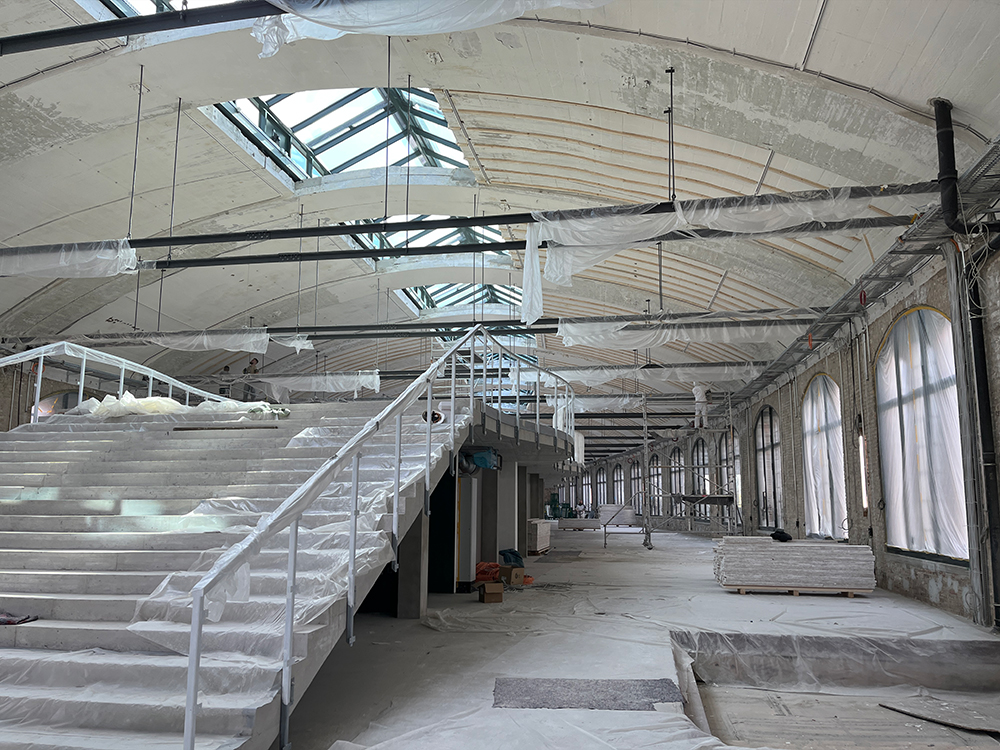 Eingangspackkammer im Postbahnhof Berlin, Baufortschritt mit Treppe zur Mezzanine.