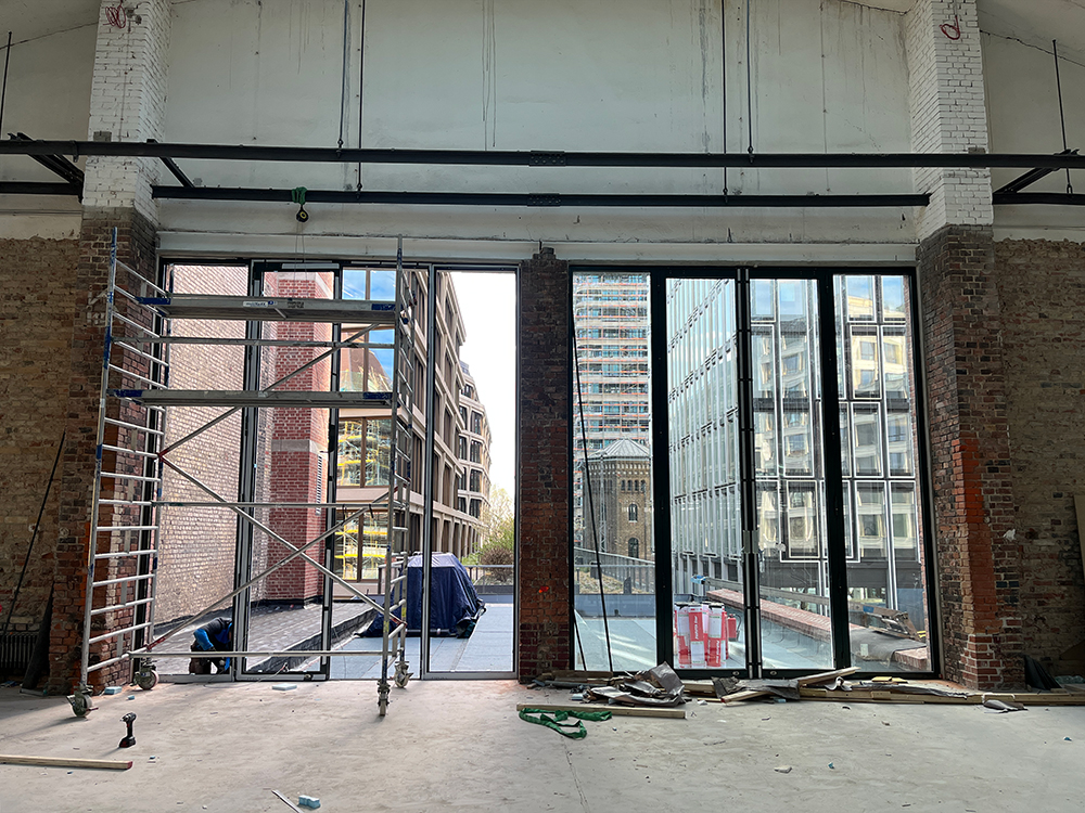 Innenansicht des Baufortschritts am Postbahnhof Berlin mit Blick auf die Terrasse.