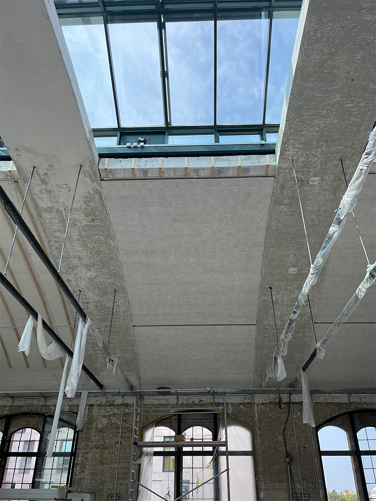 Innenansicht des Baufortschritts im Postbahnhof Berlin mit Blick auf die Decke und Fenster.