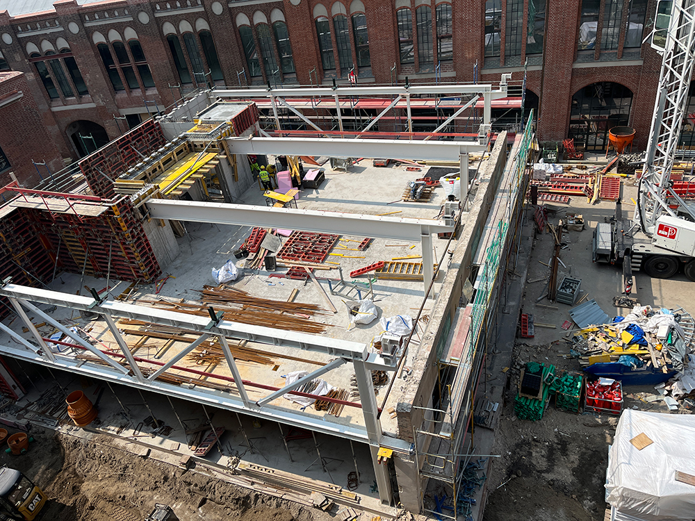 Außenansicht des Beutels von oben von dem Baufortschritt im Postbahnhof Berlin mit Baustellenmaterialien und Gerüsten.