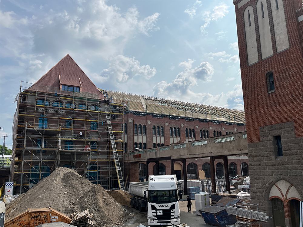 Außenansicht auf die Abgangspackkammer des Baufortschritts im Postbahnhof Berlin.