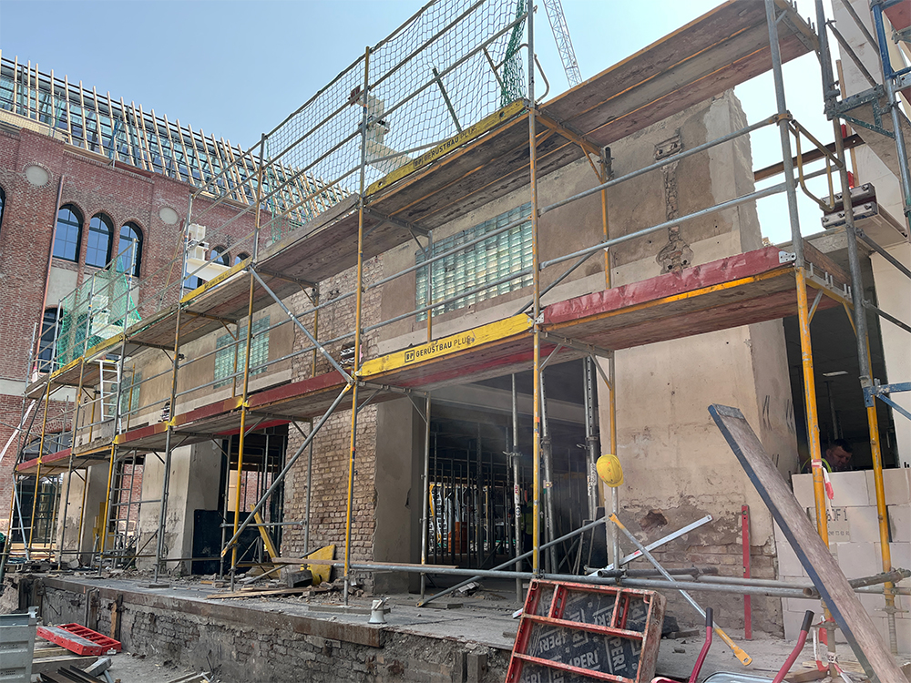 Außenansicht auf den Beutel des Baufortschritts im Postbahnhof Berlin.