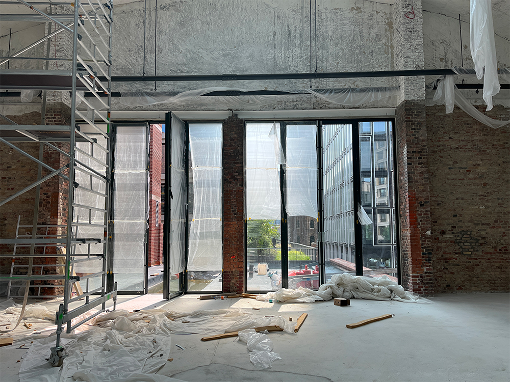 Ausgang zur Terrasse im Postbahnhof Berlin mit Blick auf den Baufortschritt.