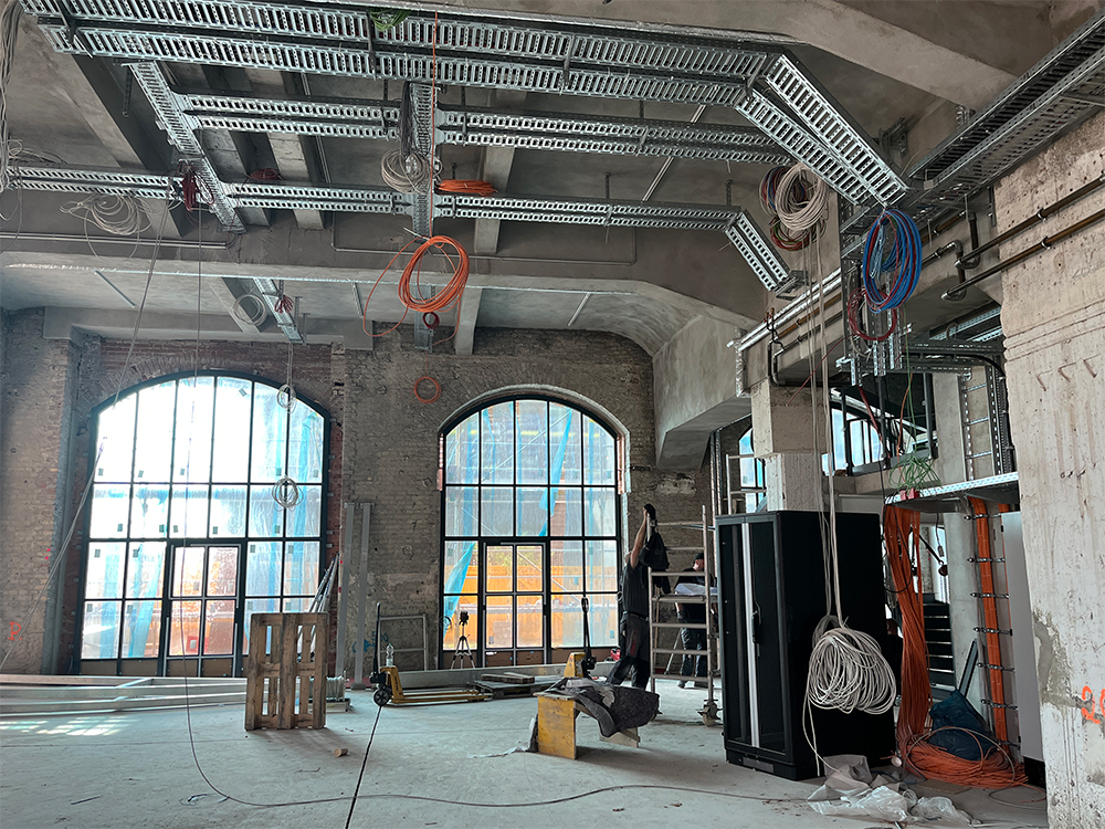 Innenansicht der Abgangspackkammer im Erdgeschoss im Postbahnhof Berlin während des Baufortschritts.