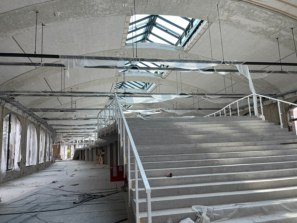 Innenansicht der Eingangspackkammer mit Mezzanine im Postbahnhof Berlin.