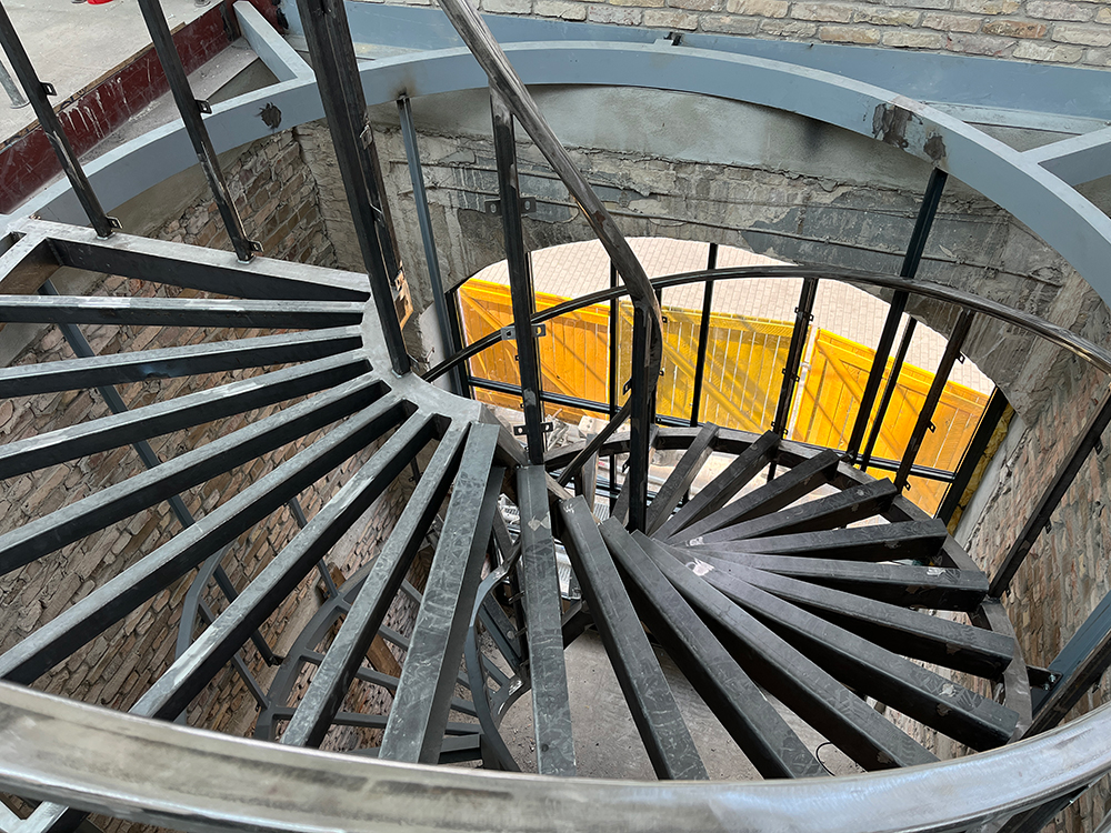 Baufortschritt der Fluchttreppe im Postbahnhof Berlin mit Blick auf die Stufen.