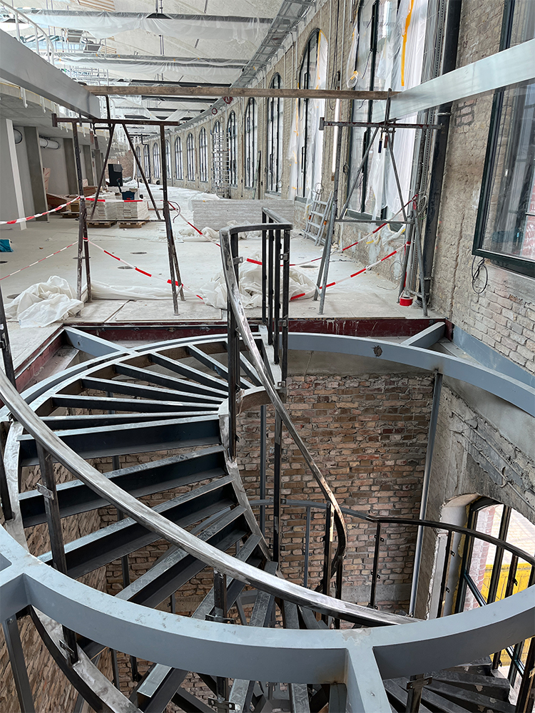 Baufortschritt der Fluchttreppe im Postbahnhof Berlin mit Blick auf die Stufen.