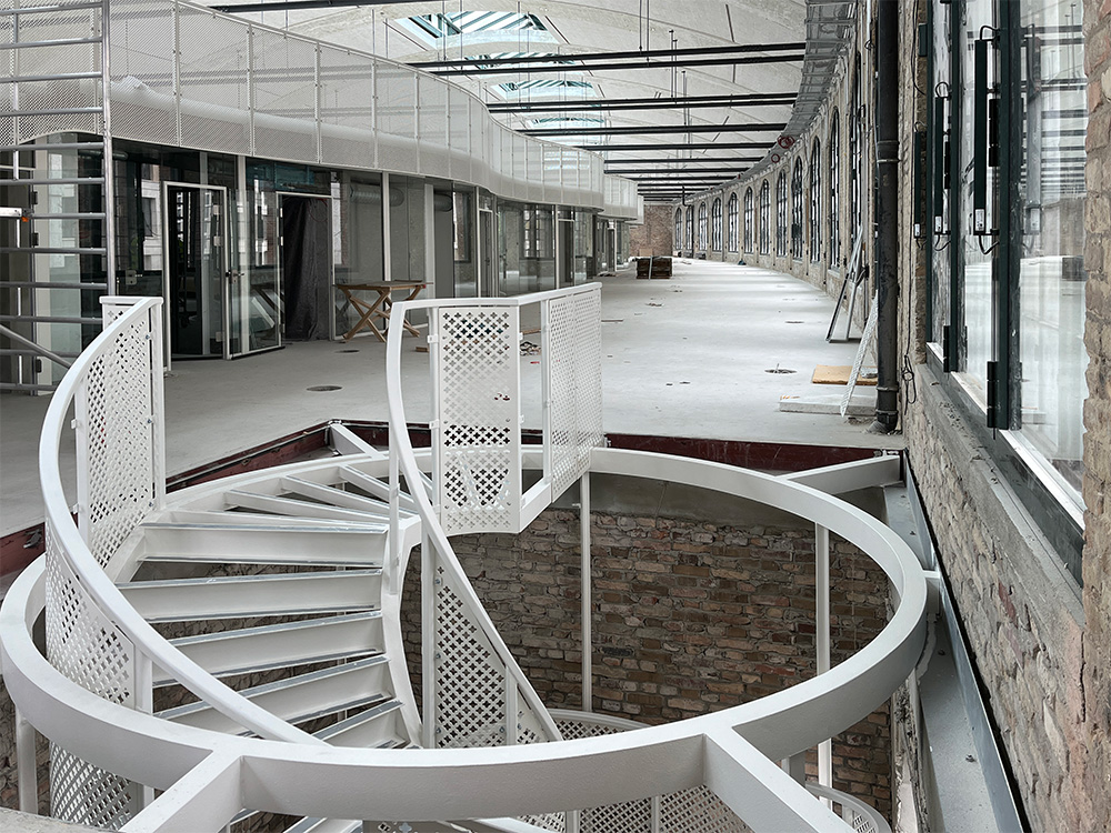 Innenansicht des 1. OG der Eingangspackkammer des Baufortschritts im Postbahnhof Berlin.