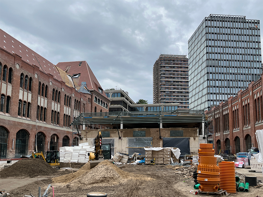 Innenhof mit Outdoor Office des Baufortschritts im Postbahnhof Berlin.