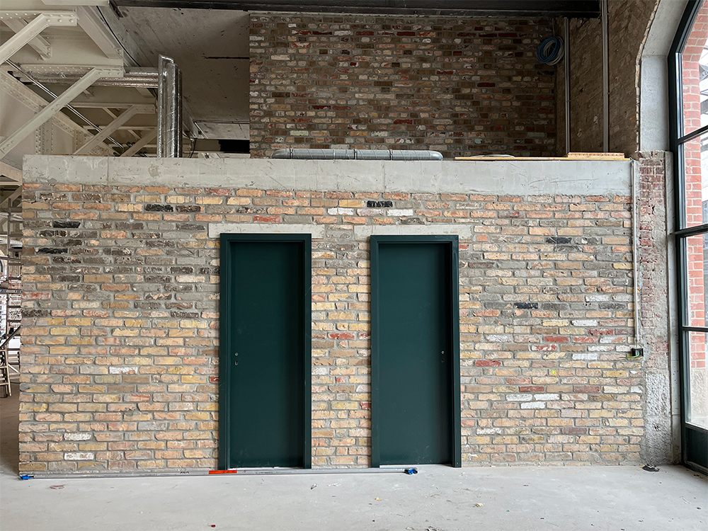 Baufortschritt des EG Sanitäraußenansicht Eingangspackkammer des Postbahnhof in Berlin.