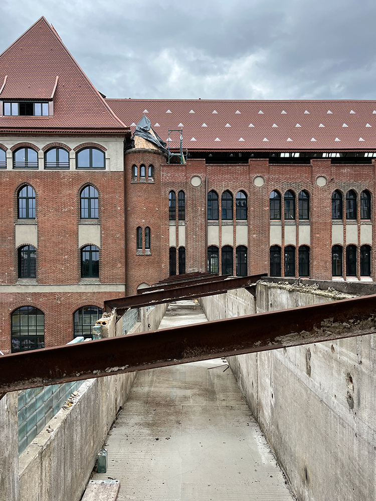 Außenansicht des Baufortschritts im Postbahnhof in Berlin.