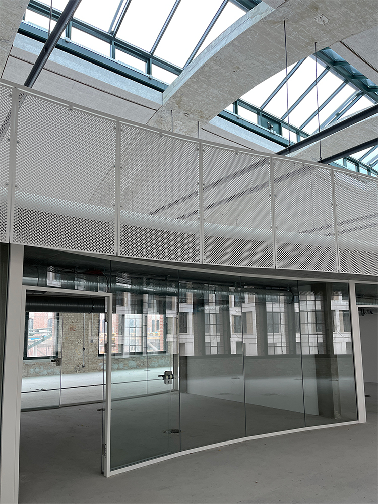 Innenansicht des Baufortschritts der Mezzanine in der Eingangspackkammer im Postbahnhof in Berlin.