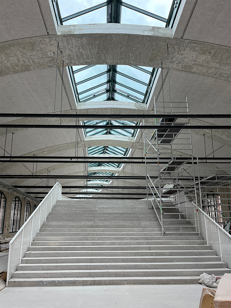 Baufortschritt der Eingangspackkammer mit Mezzanine im Postbahnhof Berlin.