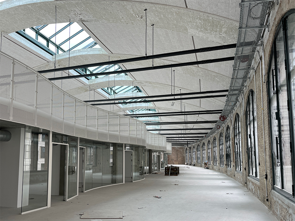 Baufortschritt der Eingangspackkammer mit Mezzanine im Postbahnhof Berlin.