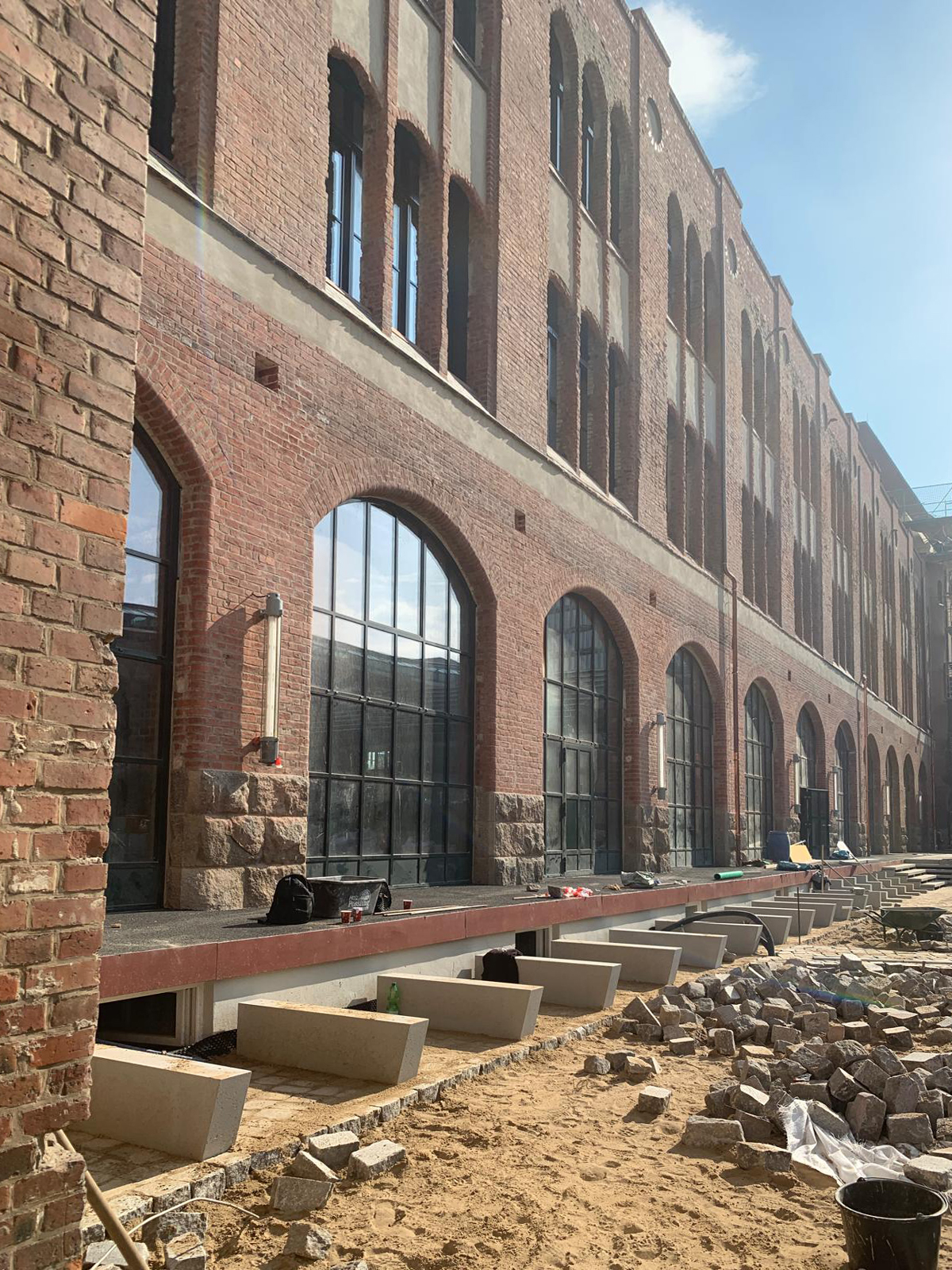 Außenansicht auf die Abgangspackkammer des Baufortschritts im Postbahnhof Berlin.